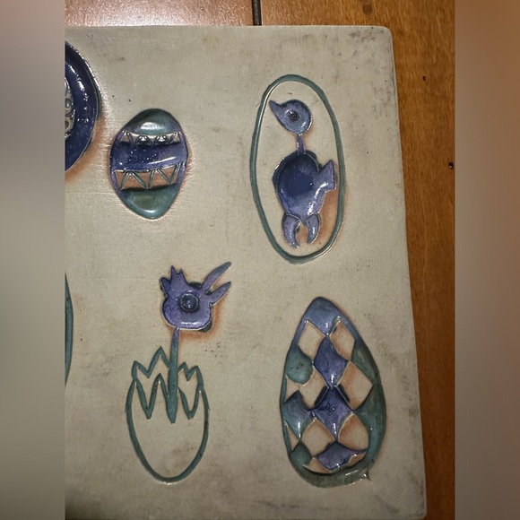 VTG MCM Bennington Pottery Trivet Wall Art Tile 8x8 Stamped #1535 Eggs & Chicks - Picture 2 of 4